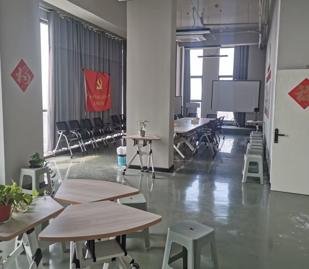 宽敞教学场地实拍:培训桌、绿植与投影教学